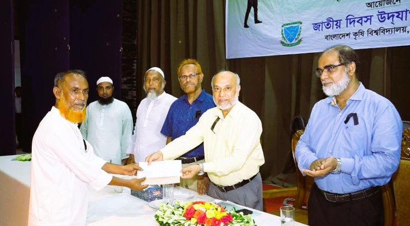 বাকৃবিতে তিন শহীদ পরিবারকে সম্মাননা